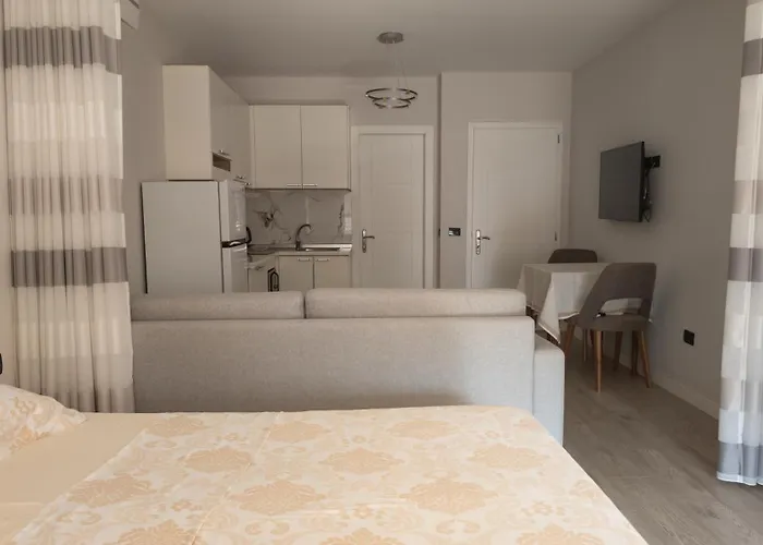 Small Near The Olimpik Park Appartement Tirana